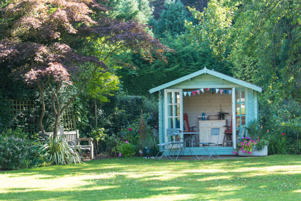 Cabane en bois au fond du jardin d'une maison