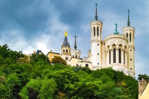 Basilique de Fourvière à Lyon avec arbres